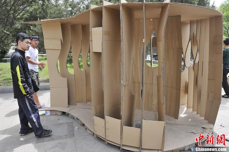 山西大学生用废纸箱盖环保房屋